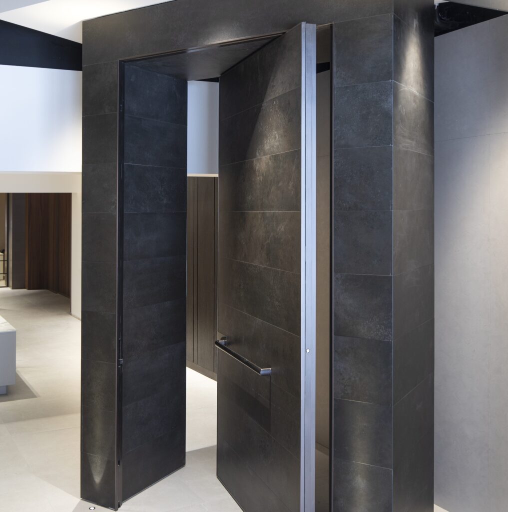 PIVOT STYLE DOORS: ELEVATING CONTEMPORARY ELEGANCE AT YOUR HOME\’S ENTRANCE